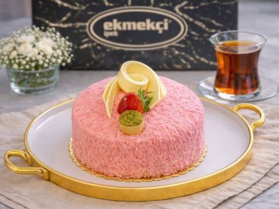 Çilekli Muzlu Pasta (6-8 Kişilik)