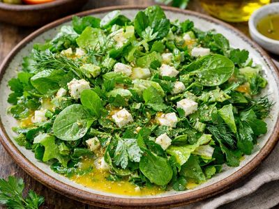 Mandalina Soslu Ege Otları Salatası