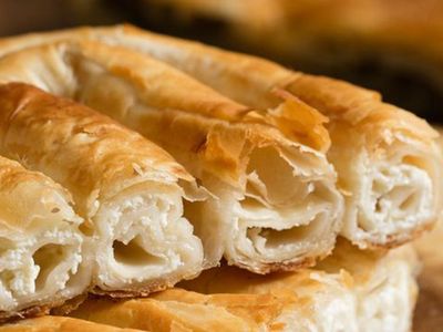 Peynirli Kol Böreği