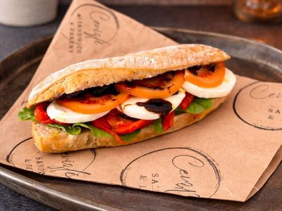Mozzarella Peynirli Pesto Soslu Sandviç