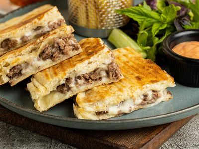 Kavurmalı Kaşarlı Tost