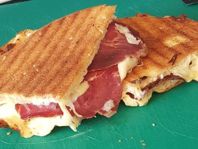 Pastırmalı Kaşarlı Tost