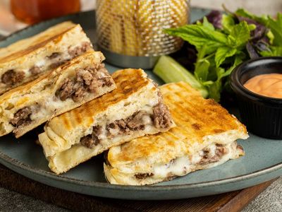 Kavurmalı Kaşarlı Yumurtalı Tost