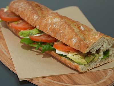 Avokadolu & Ezine Peynirli Premium Sandviç (Vejetaryen İmza)