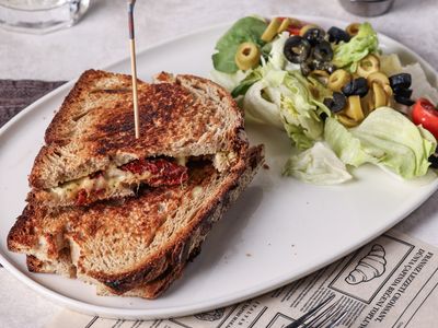 Fesleğenli Kuru Domatesli Tost