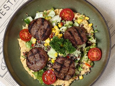 Humuslu Kinoalı Köfteli Salata