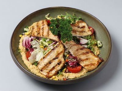 Humuslu Kinoa Izgara Tavuk Salata