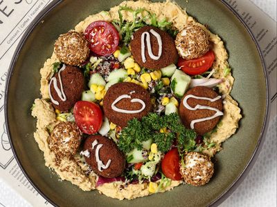 Humuslu Falafelli Salata