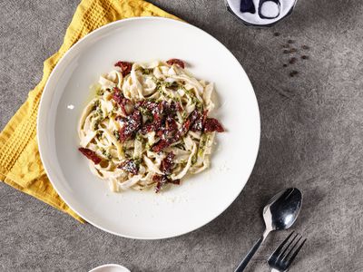 Fesleğenli Kuru Domatesli̇ Makarna