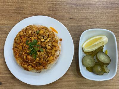 pilav üstü soslu kavrulmuş tavuk