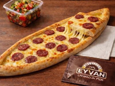 Kaşarlı Sucuklu Pide