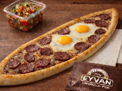 Sucuklu Yumurtalı Pide