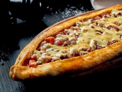 Kavurmalı Kaşarlı Yumurtalı Pide