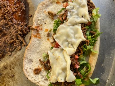 Yarım Ekmek Arası Kaşarlı Et Tantuni