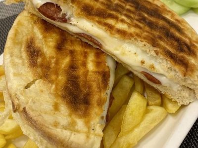 Tereyağlı Sucuklu Kaşarlı Bazlama Tost