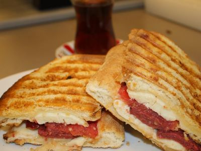 Yarım Ekmek Arası Kıymalı Kaşarlı Tost