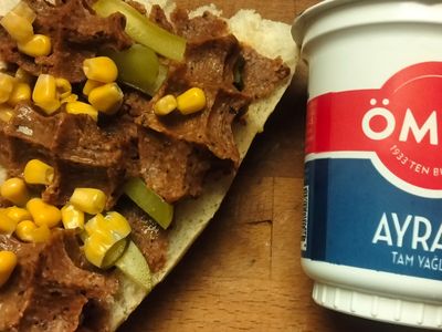 Yarım Odun Ekmeği Çig Köfte  (Acısız) & Ayran (Büyük)