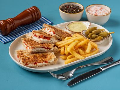 Bazlamaya Beyaz Peynirli Domatesli Tost