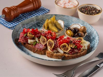 Pastırma İncirli Ekmek Üstü Lezzet