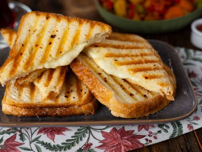 Kavurma Kaşarlı Tost