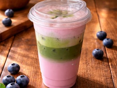 Ice Blueberry Matcha Latte (16 oz)