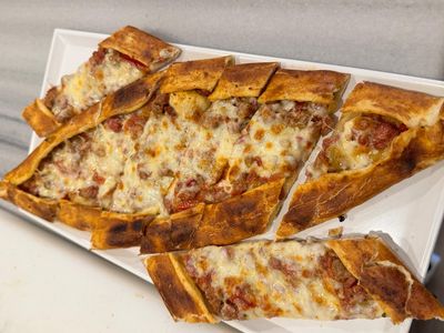 Kuşbaşılı Kaşarlı Pide