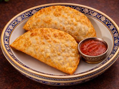 Dana Etli Çiğ Börek (чебурек с говядиной)