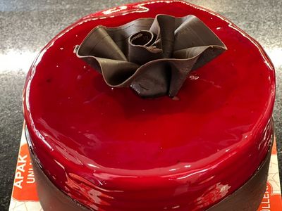 Frambuazlı & Çikolatalı Pasta (3-4 Kişilik)