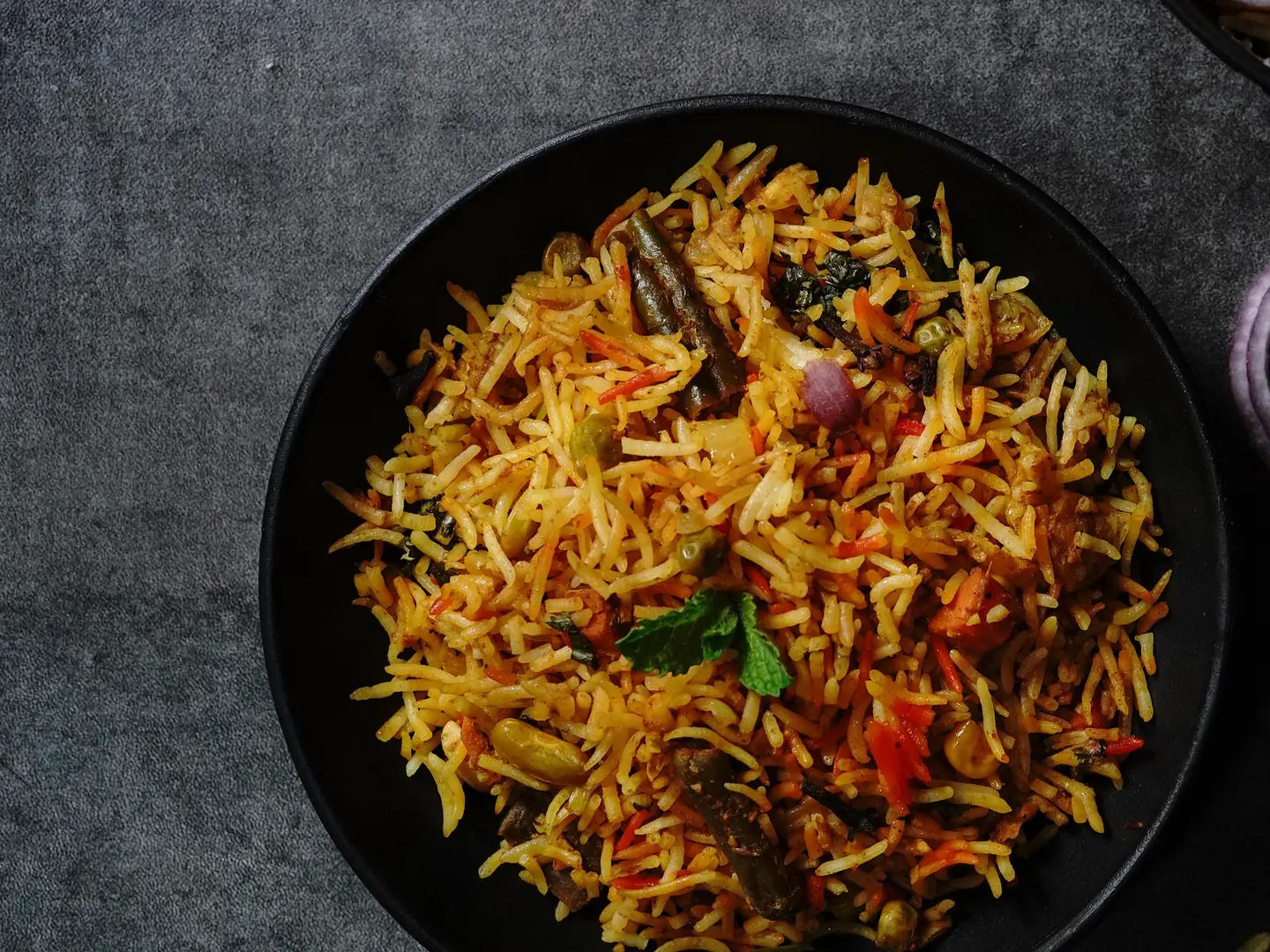 بيندي شولي برياني مع رايتا ومخلل وباباد