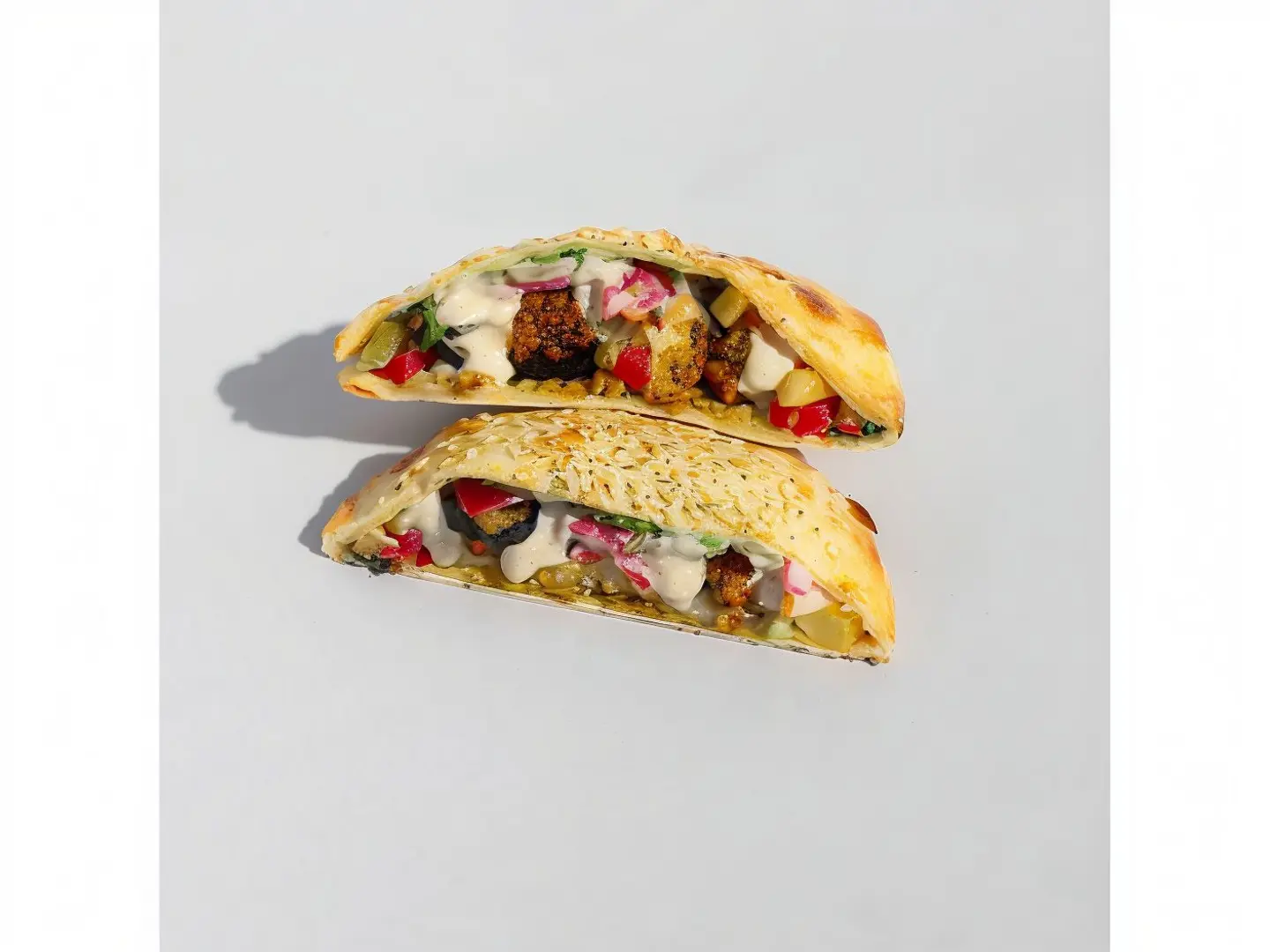 سندوتش مخلوط فلافل مع جبن كيري و جبن شيدر وحمص مع الشيبسات المتنوعة و الصوصات والسلطة