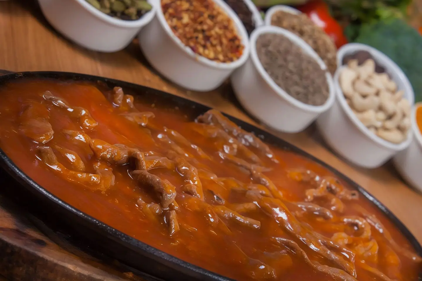 لحم بالثوم والصوص الحار