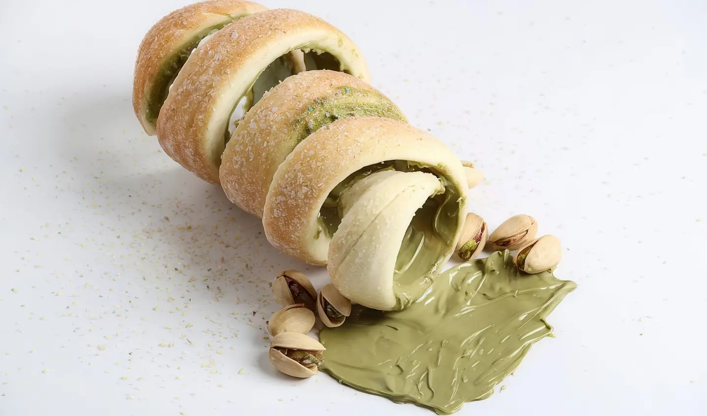تشمني فستق مع اللوز