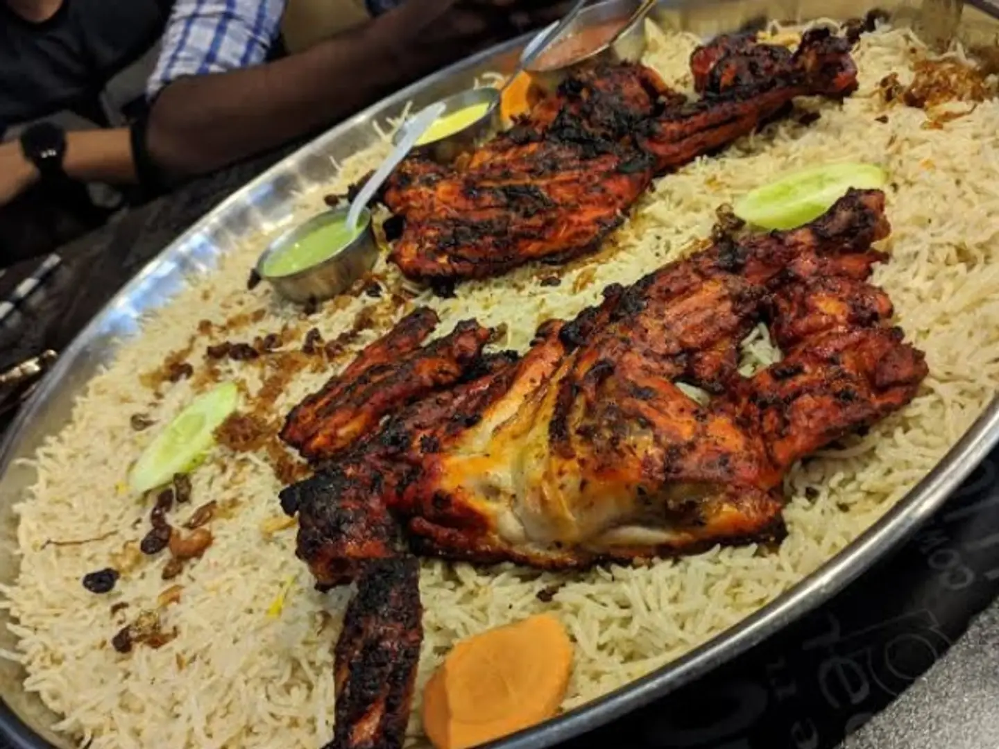دجاج فحم مع رز كامل
