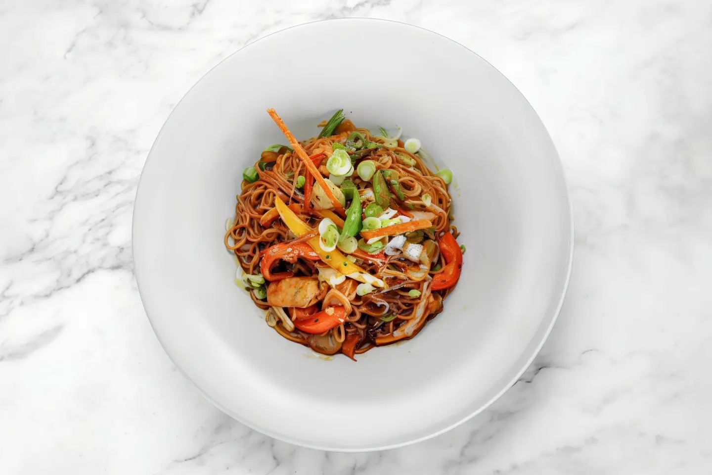 نودلز مقلية بالدجاج