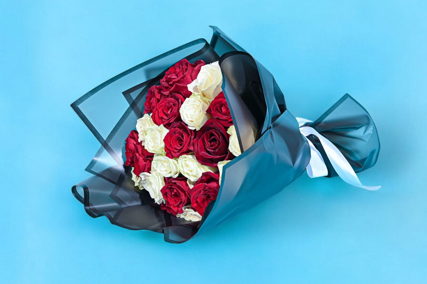 باقة حب الأحمر والأبيض ٠٠٤٣