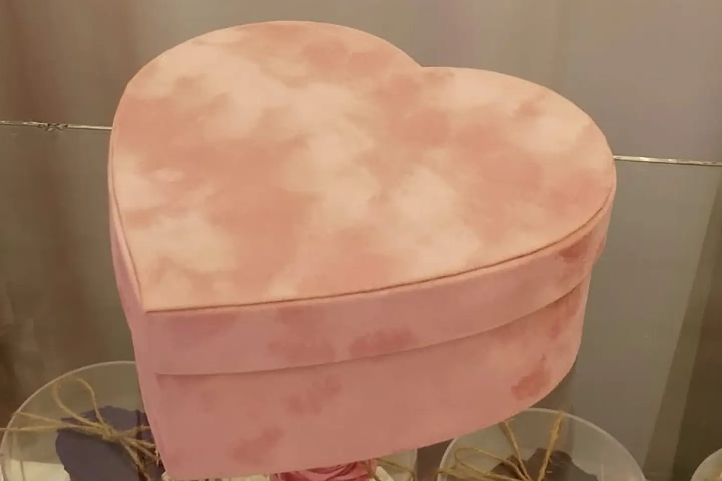 بوكس مخمل وردي