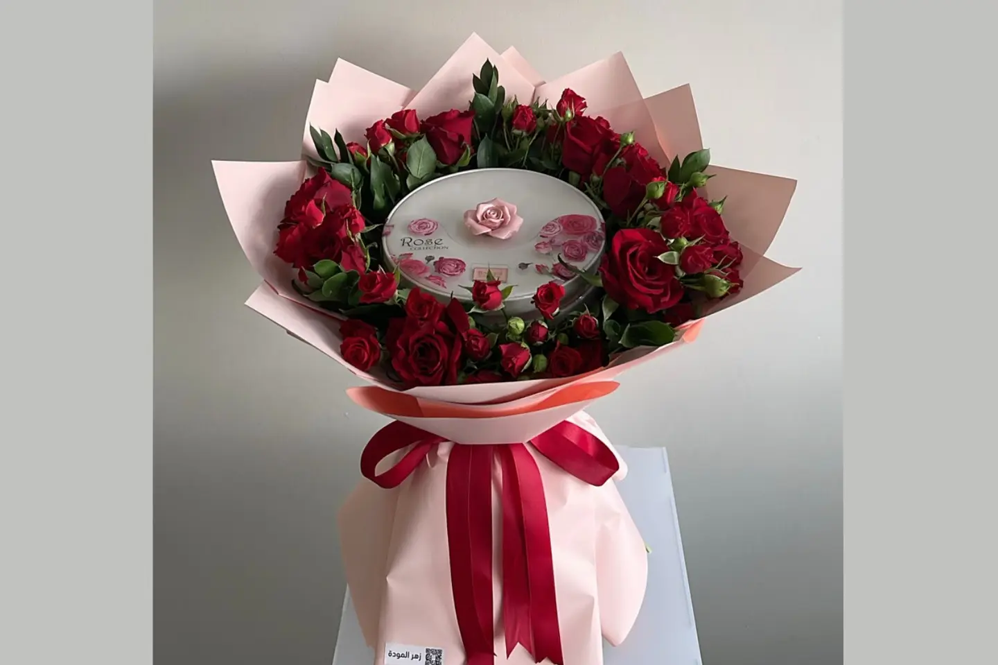 بستاني الورد مع باقة جوري وبيبي جوري أحمر