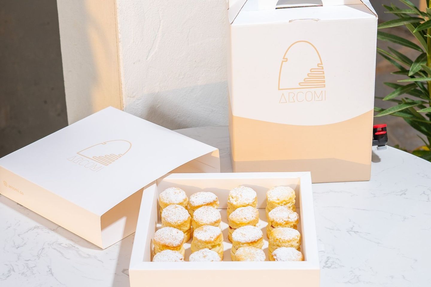 Mini Royal Scones + Hot Drink