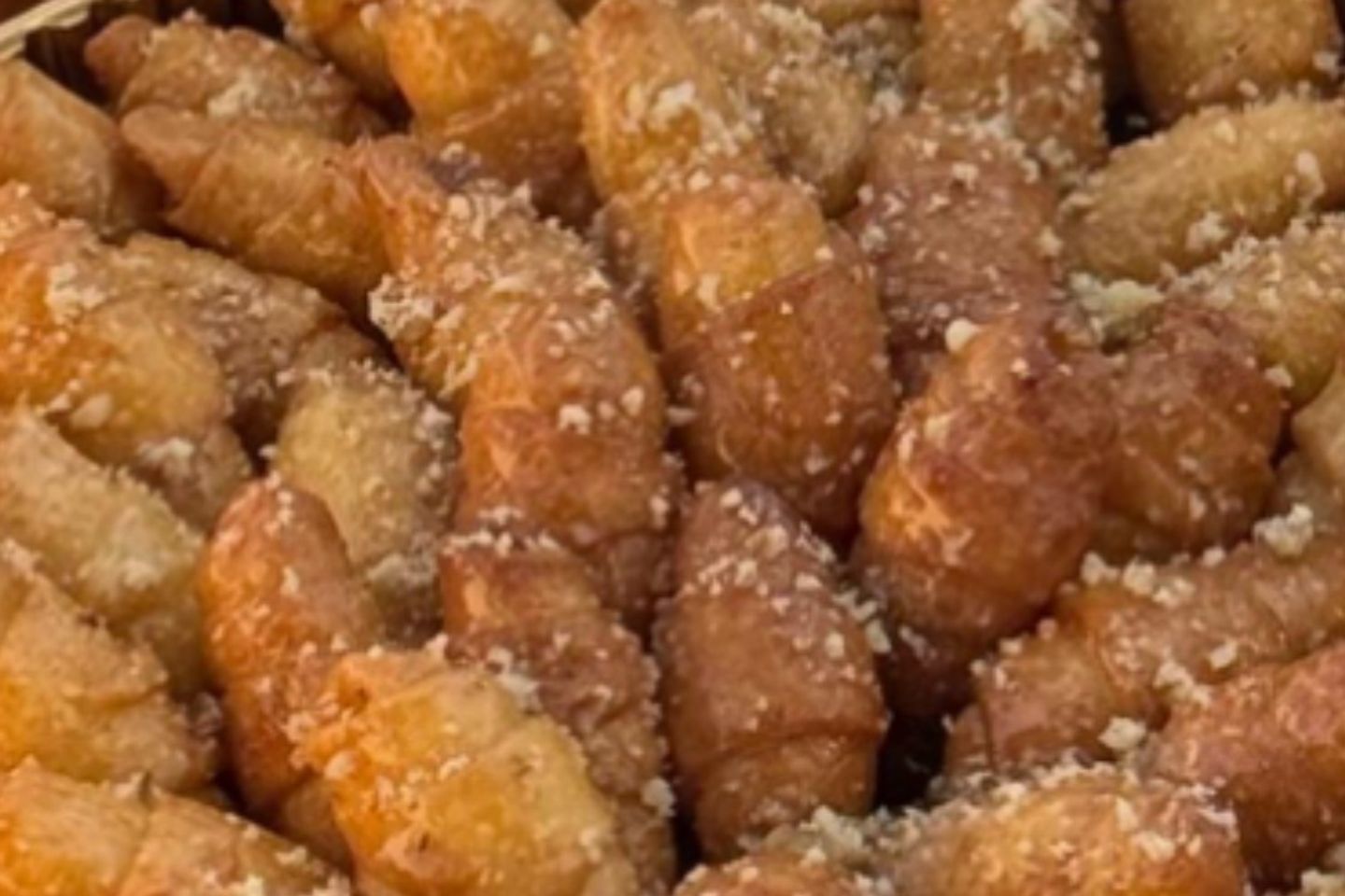 حلا الهبة كرواسون السميد صغير عدد عشرون قطعة
