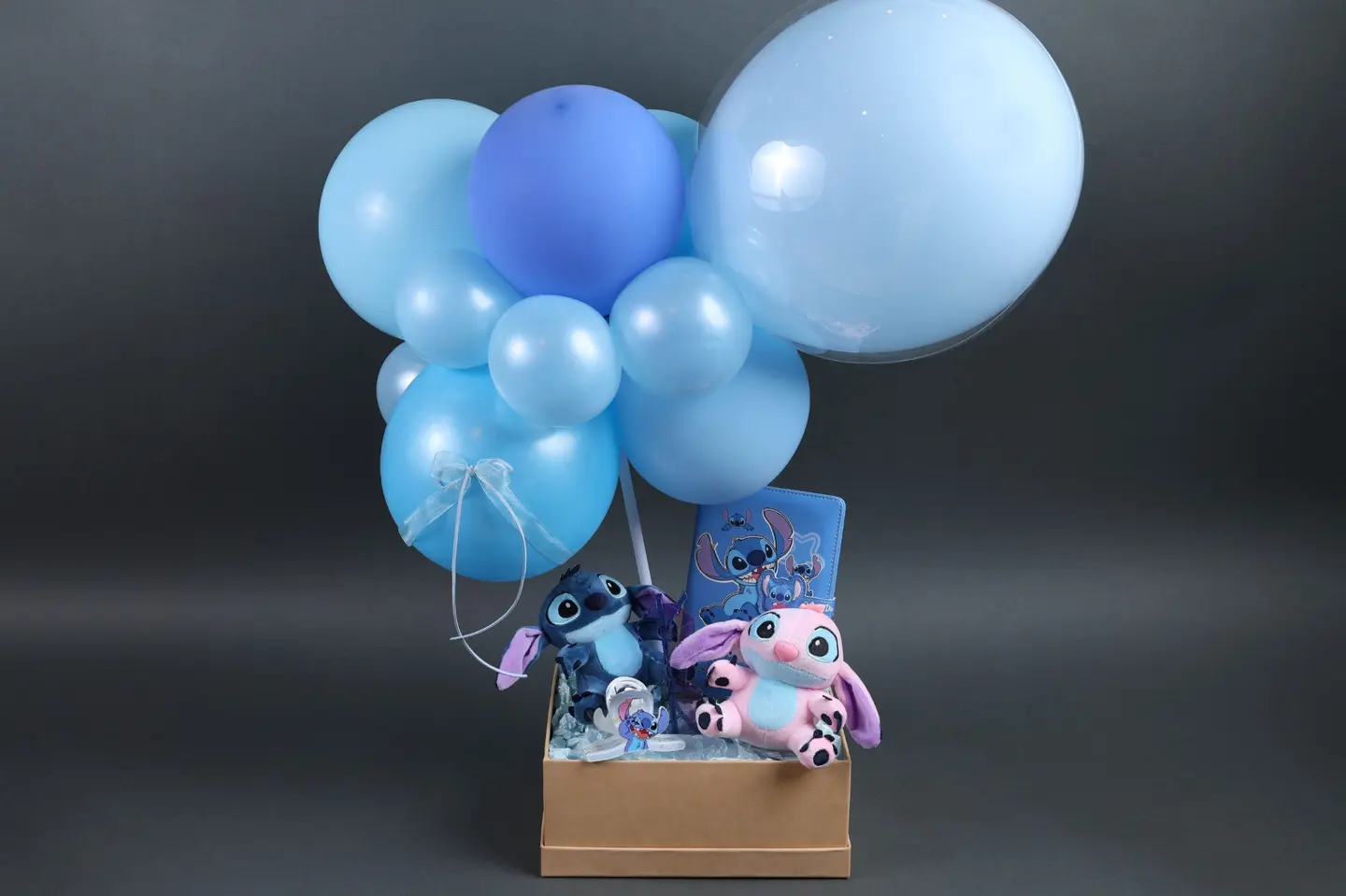 صندوق هدايا ستيتش مع البالونات
