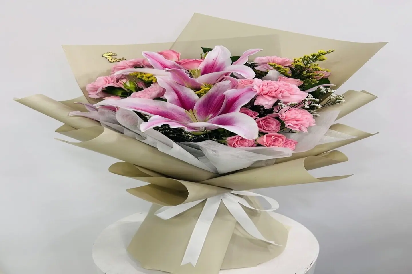 باقة الليليوم الوردي والورود الناعمة