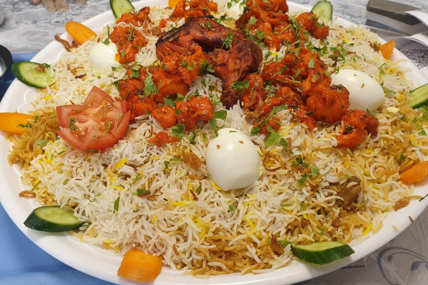طبق برياني الدجاج لأربعة إلى ستة أشخاص