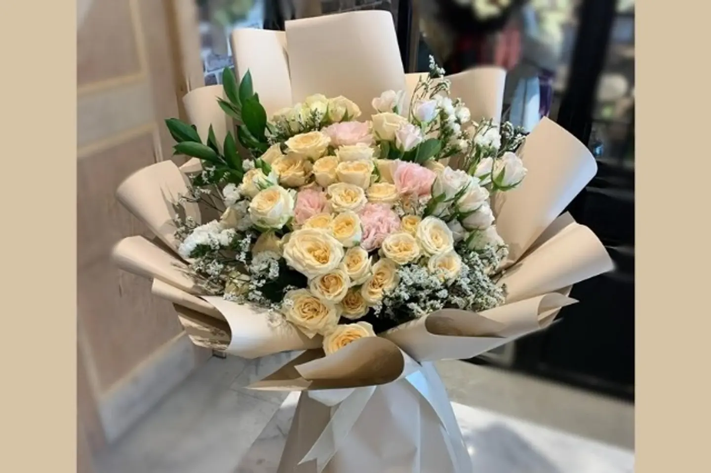 باقة البتلات الوردية