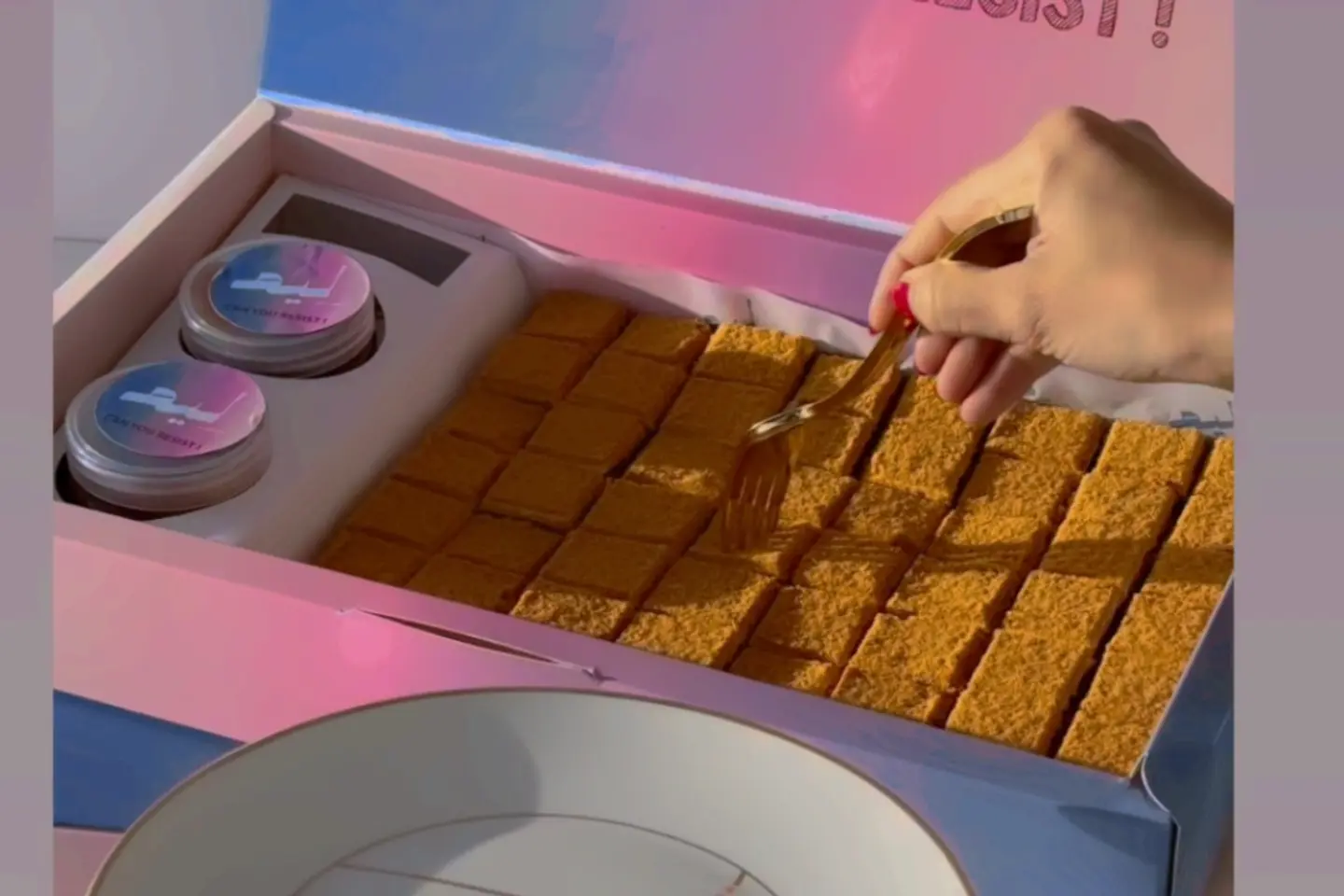 علبة كيكة العسل