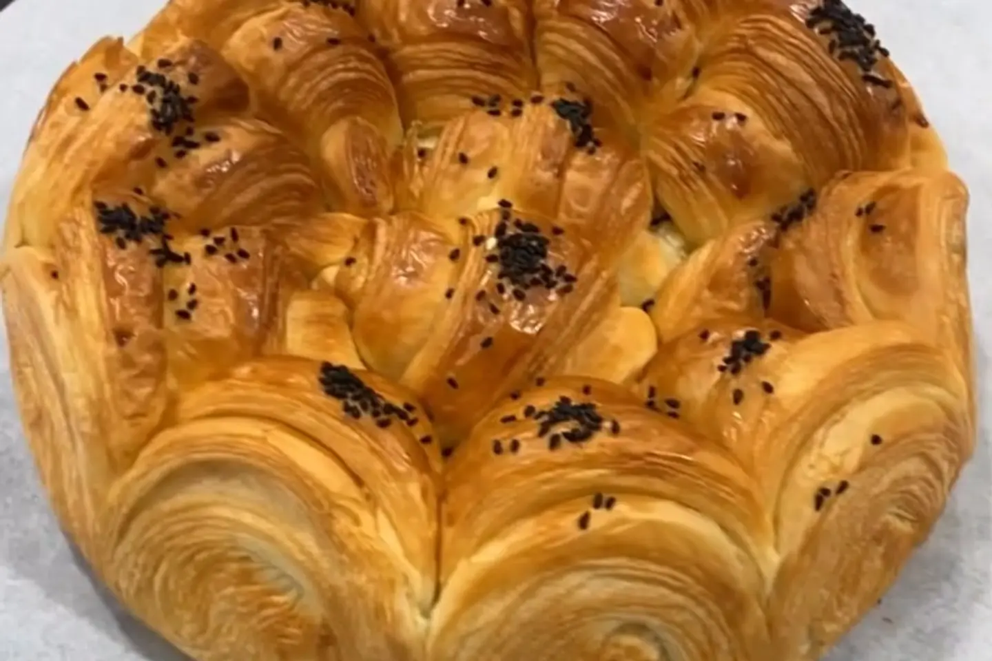 خليه كرواسون بالجبن والعسل