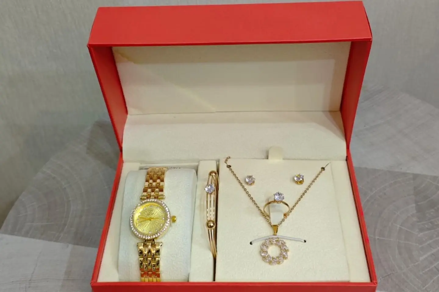 طقم ساعة نسائية مع خاتم
