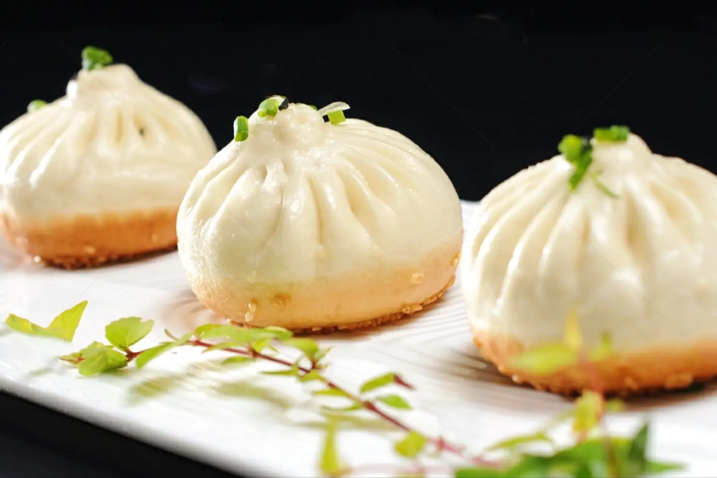 ٣ قطع من خبز اللحم البقري المقلي على المقلاة