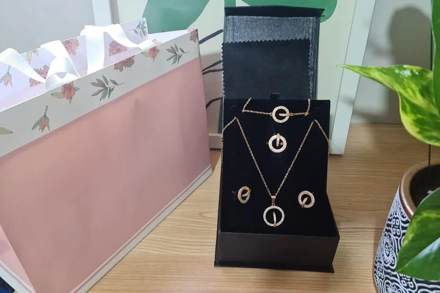 طقم فاخر مطلي بالذهب