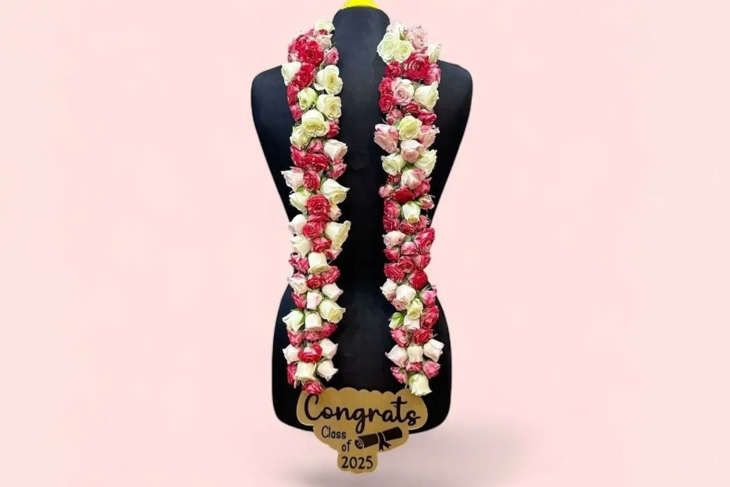 عقد تخرج بيبي روز طبيعي مع عبارة التخرج