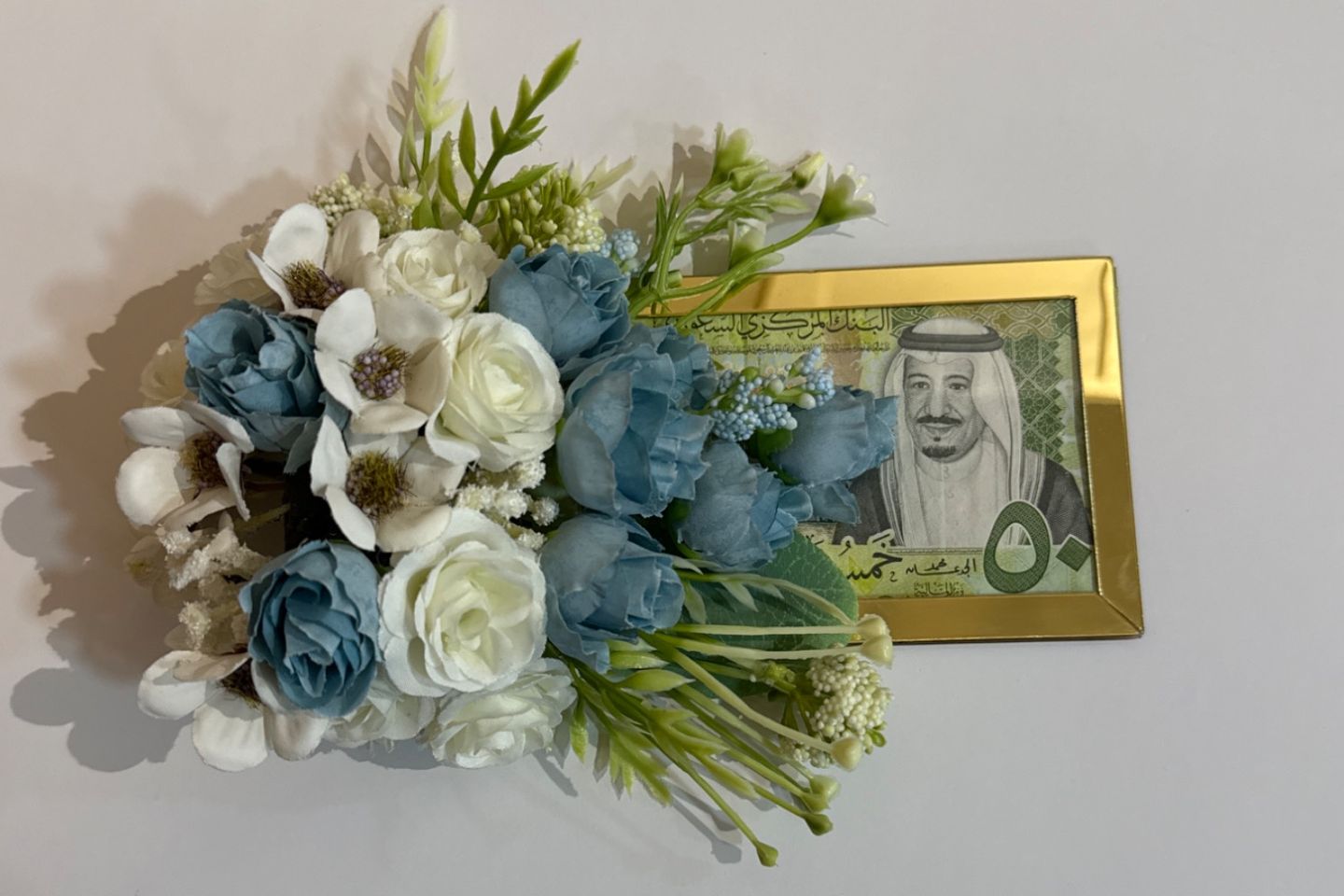 ظرف اكرلك مع الورد